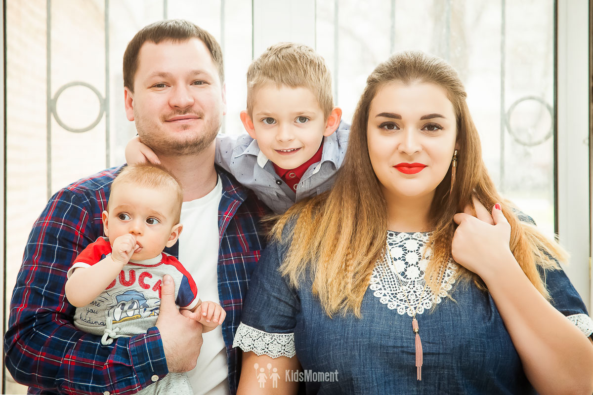 Семейная фотосессия в арт-лофт "Окошки" (1) - детский и семейный фотограф kidsmoment.ru